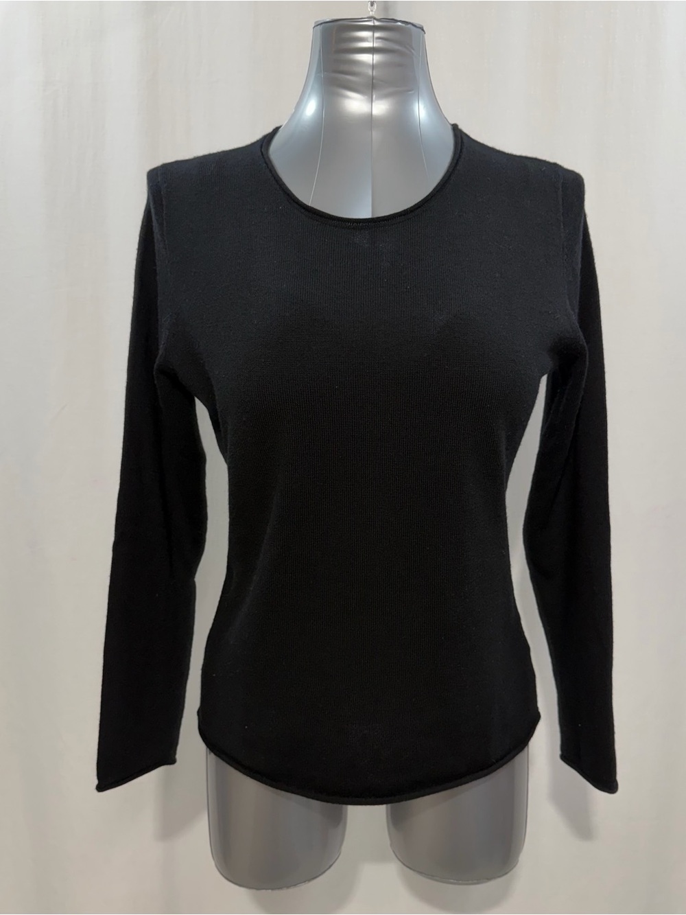 Ellen Tracy Black Crewneck Long Sleeve Fine merino wool Knit Sweater. 1817